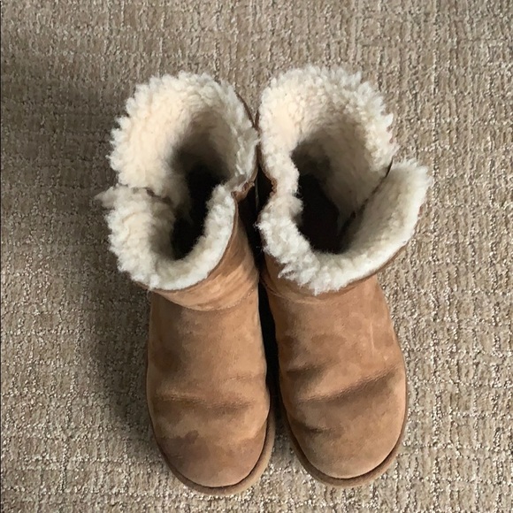 Chestnut short bailey button Uggs! - Picture 5 of 6